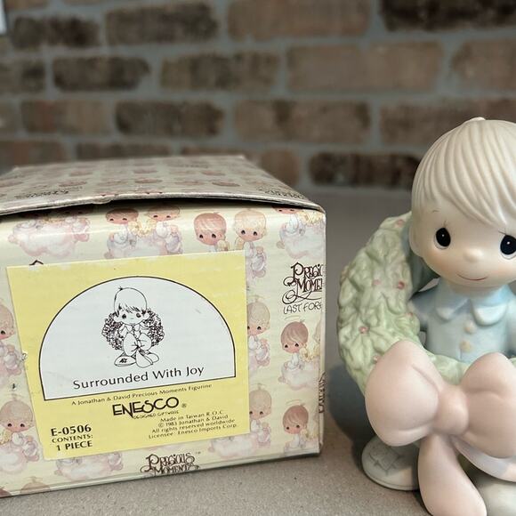 Precious moments “surrounded with joy” Christmas wreath boy figurine holiday - Picture 3 of 4